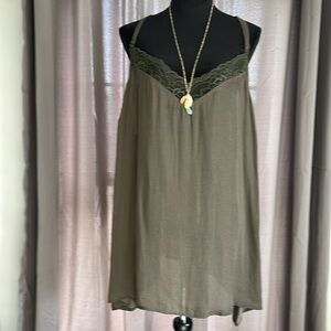 Torrid lace Cami. Slight hi/Lo, dark green. Lace , cloth buttons. Size 5X.NWT